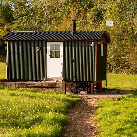 Harrys Hideout - Shepherd'S Huts At Harrys Cottages Pen-y-Clawdd 客房 照片