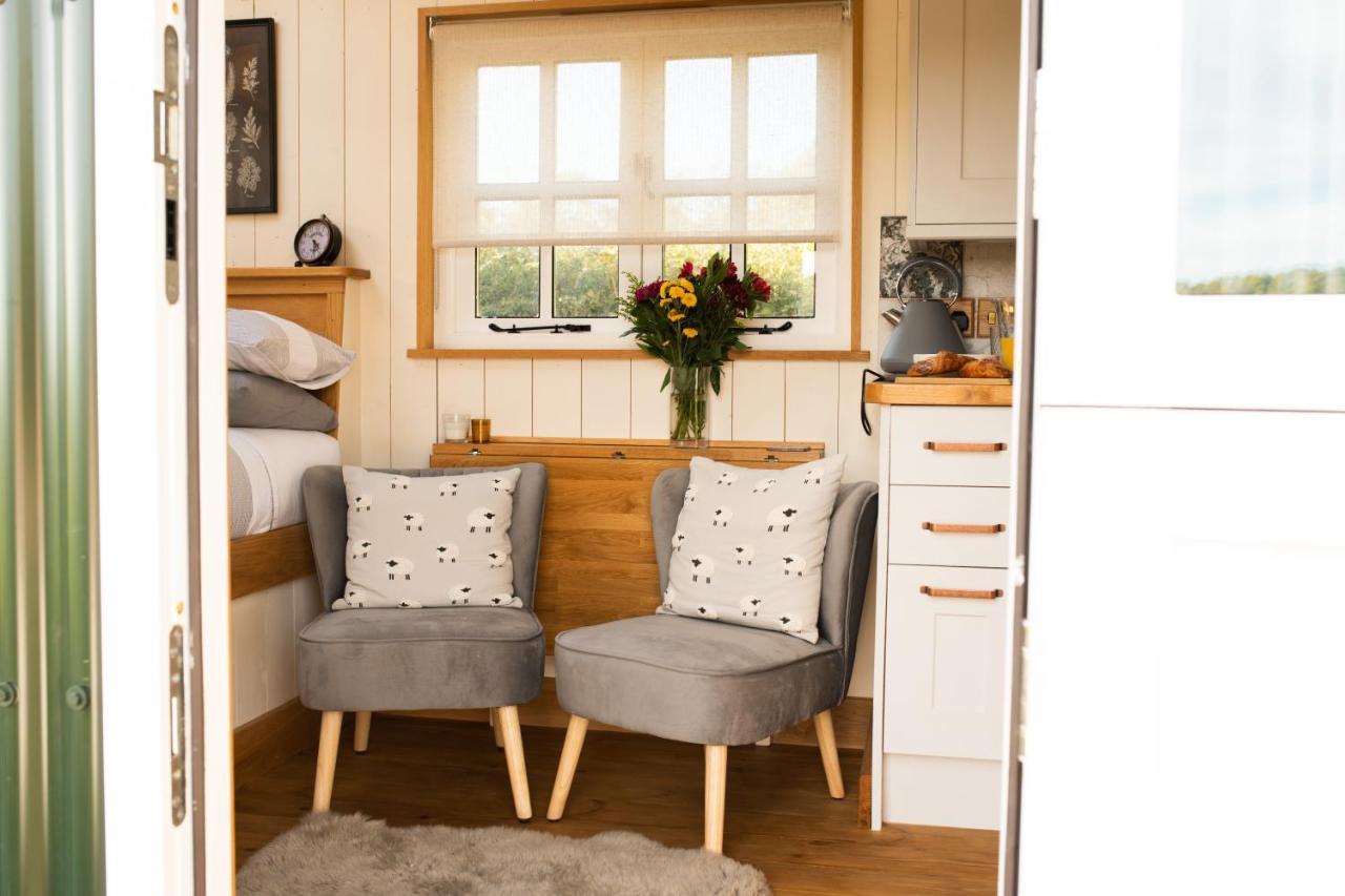 Harrys Hideout - Shepherd'S Huts At Harrys Cottages Pen-y-Clawdd 外观 照片
