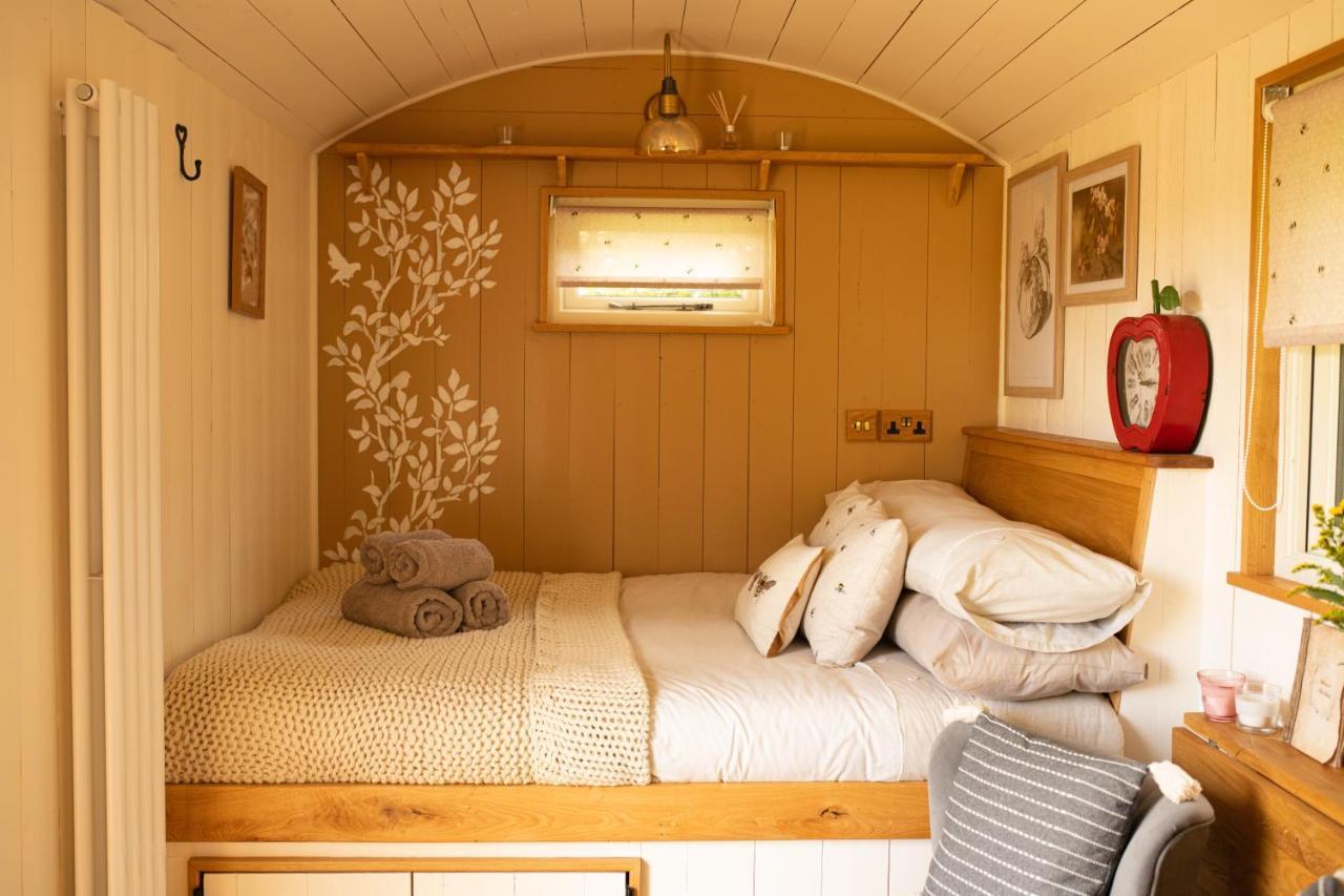 Harrys Hideout - Shepherd'S Huts At Harrys Cottages Pen-y-Clawdd 外观 照片