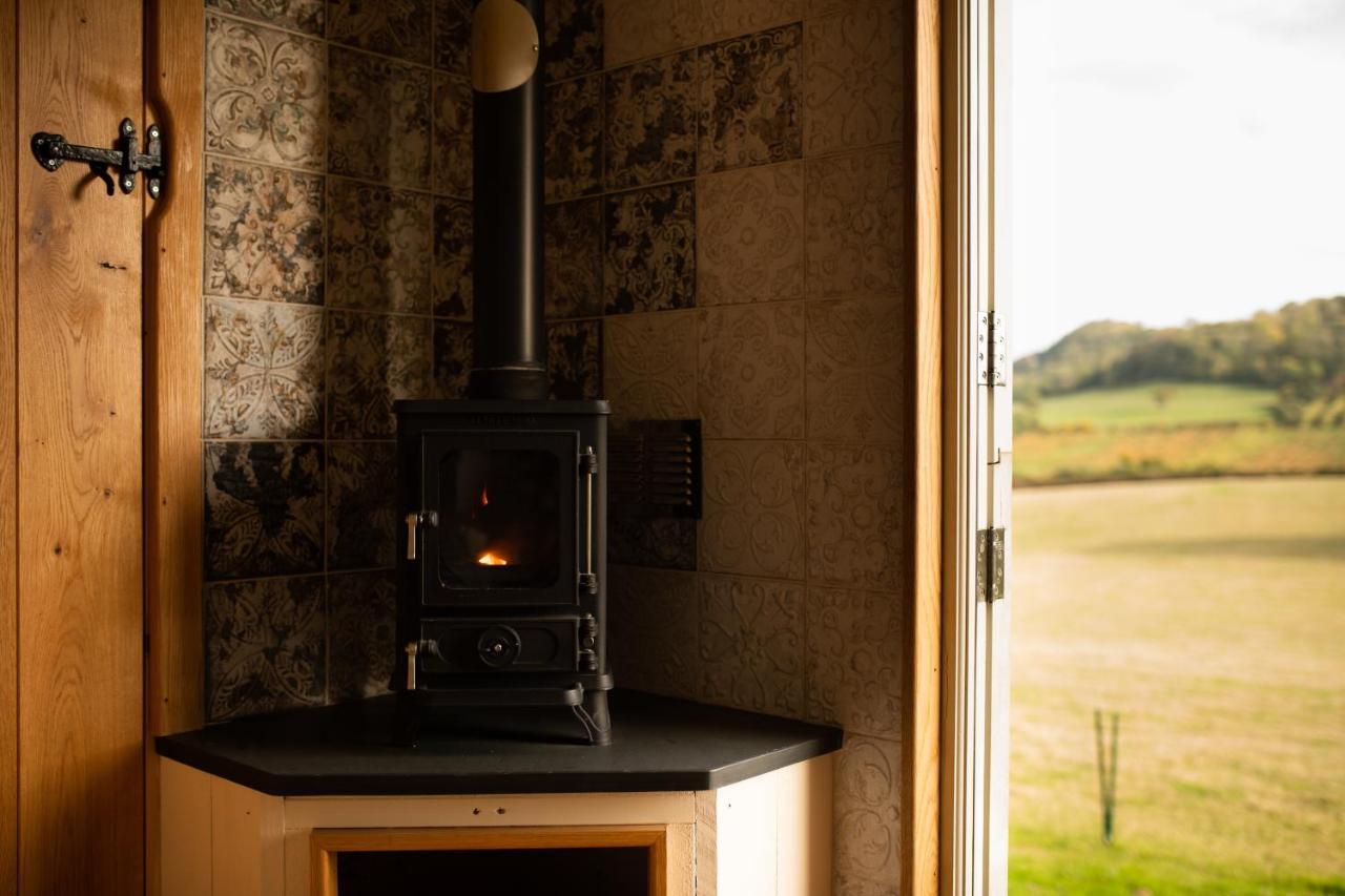 Harrys Hideout - Shepherd'S Huts At Harrys Cottages Pen-y-Clawdd 外观 照片