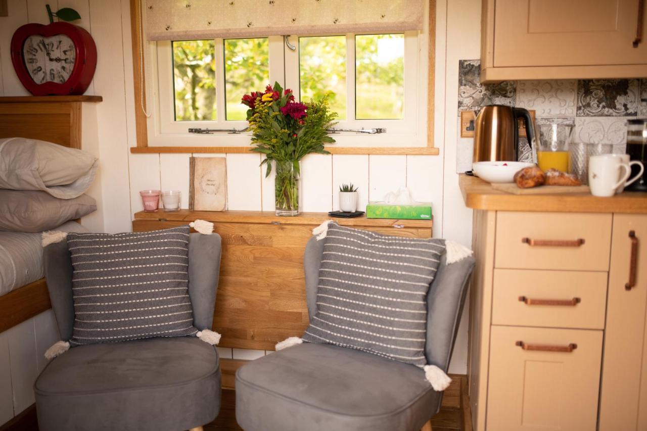 Harrys Hideout - Shepherd'S Huts At Harrys Cottages Pen-y-Clawdd 外观 照片