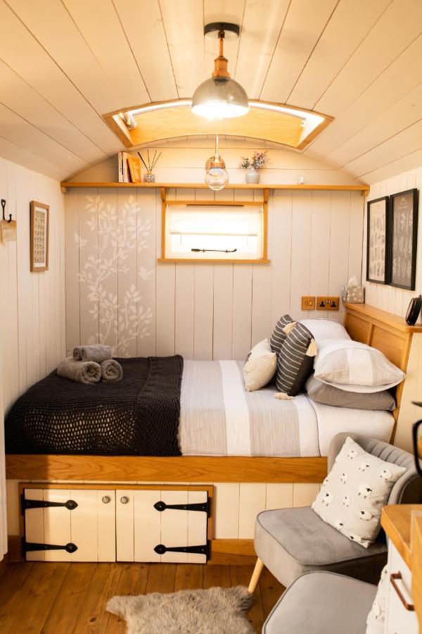 Harrys Hideout - Shepherd'S Huts At Harrys Cottages Pen-y-Clawdd 外观 照片