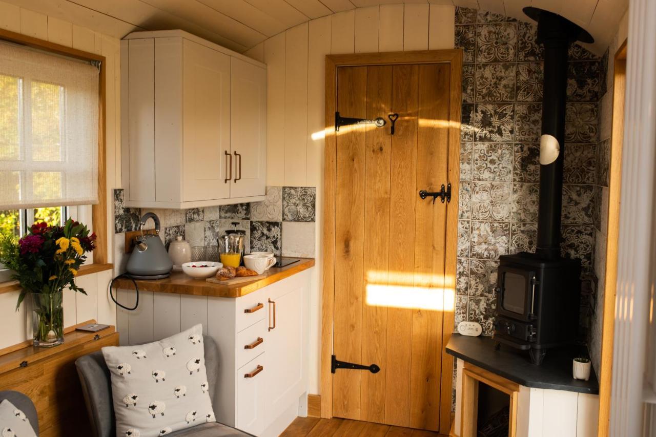 Harrys Hideout - Shepherd'S Huts At Harrys Cottages Pen-y-Clawdd 外观 照片