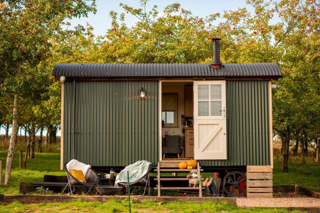 Harrys Hideout - Shepherd'S Huts At Harrys Cottages Pen-y-Clawdd 外观 照片
