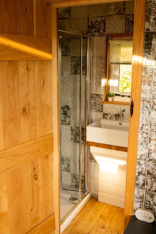 Harrys Hideout - Shepherd'S Huts At Harrys Cottages Pen-y-Clawdd 外观 照片
