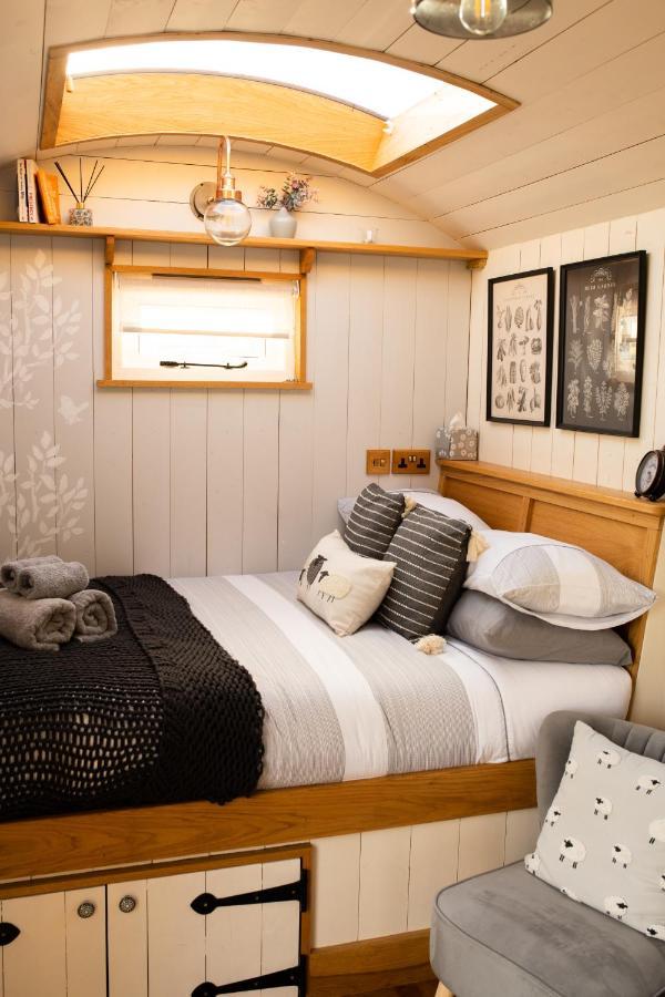 Harrys Hideout - Shepherd'S Huts At Harrys Cottages Pen-y-Clawdd 外观 照片