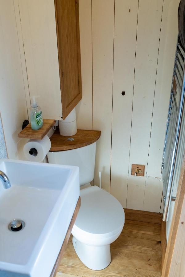Harrys Hideout - Shepherd'S Huts At Harrys Cottages Pen-y-Clawdd 外观 照片