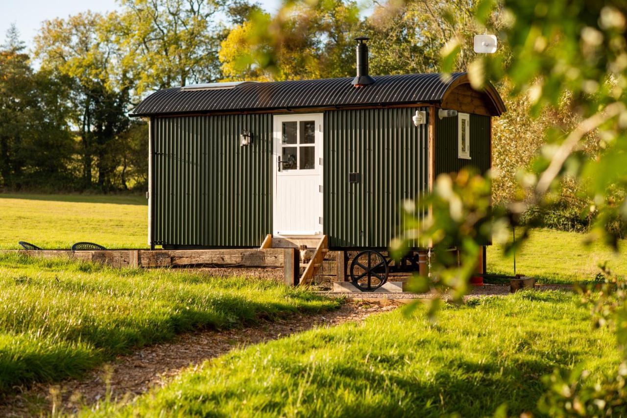 Harrys Hideout - Shepherd'S Huts At Harrys Cottages Pen-y-Clawdd 外观 照片