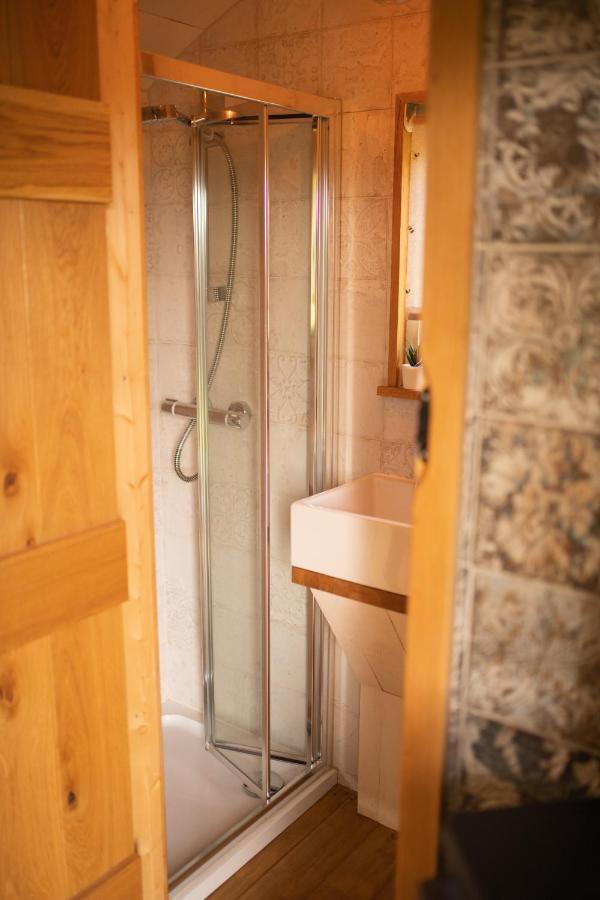 Harrys Hideout - Shepherd'S Huts At Harrys Cottages Pen-y-Clawdd 外观 照片