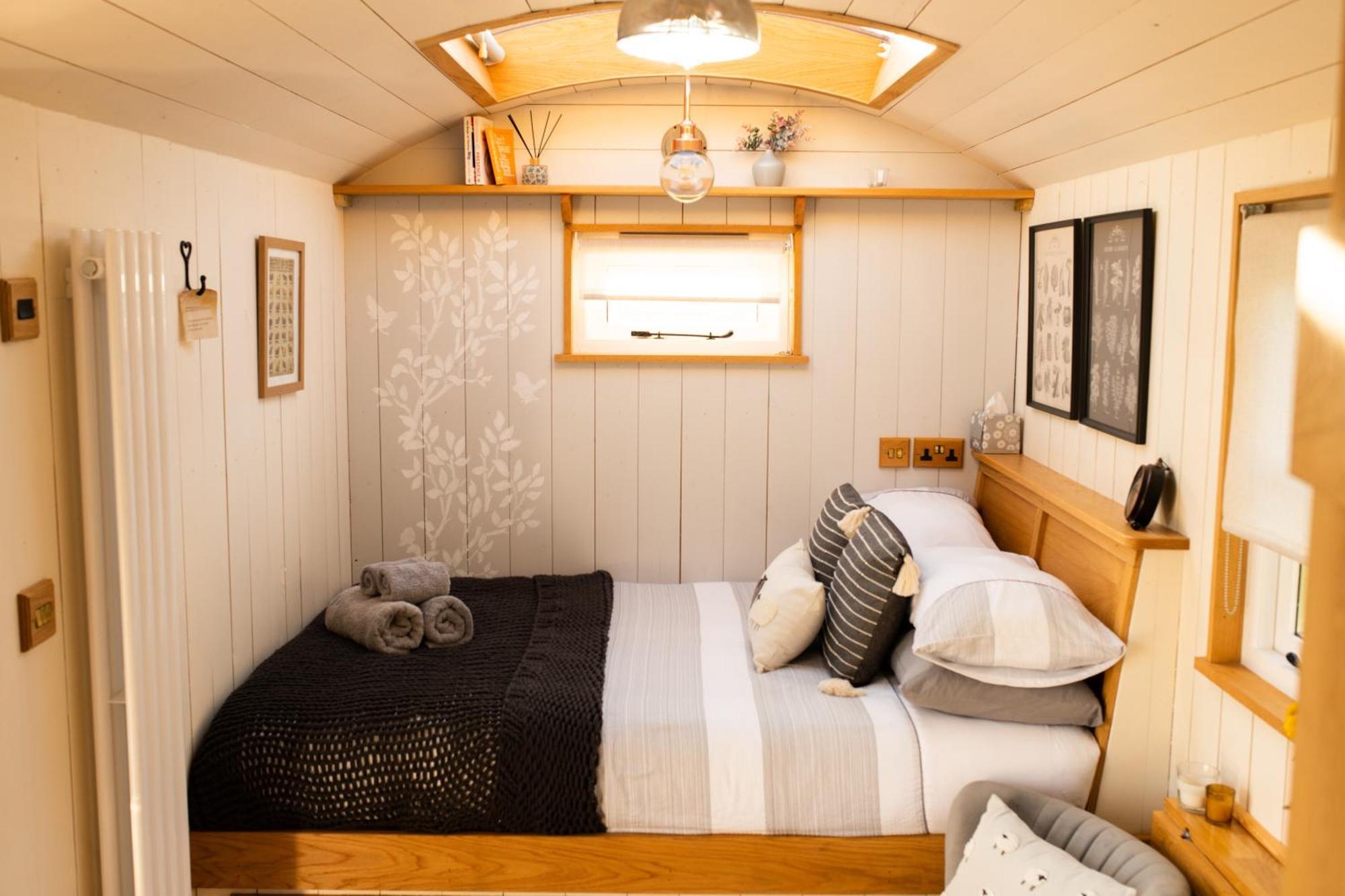 Harrys Hideout - Shepherd'S Huts At Harrys Cottages Pen-y-Clawdd 客房 照片