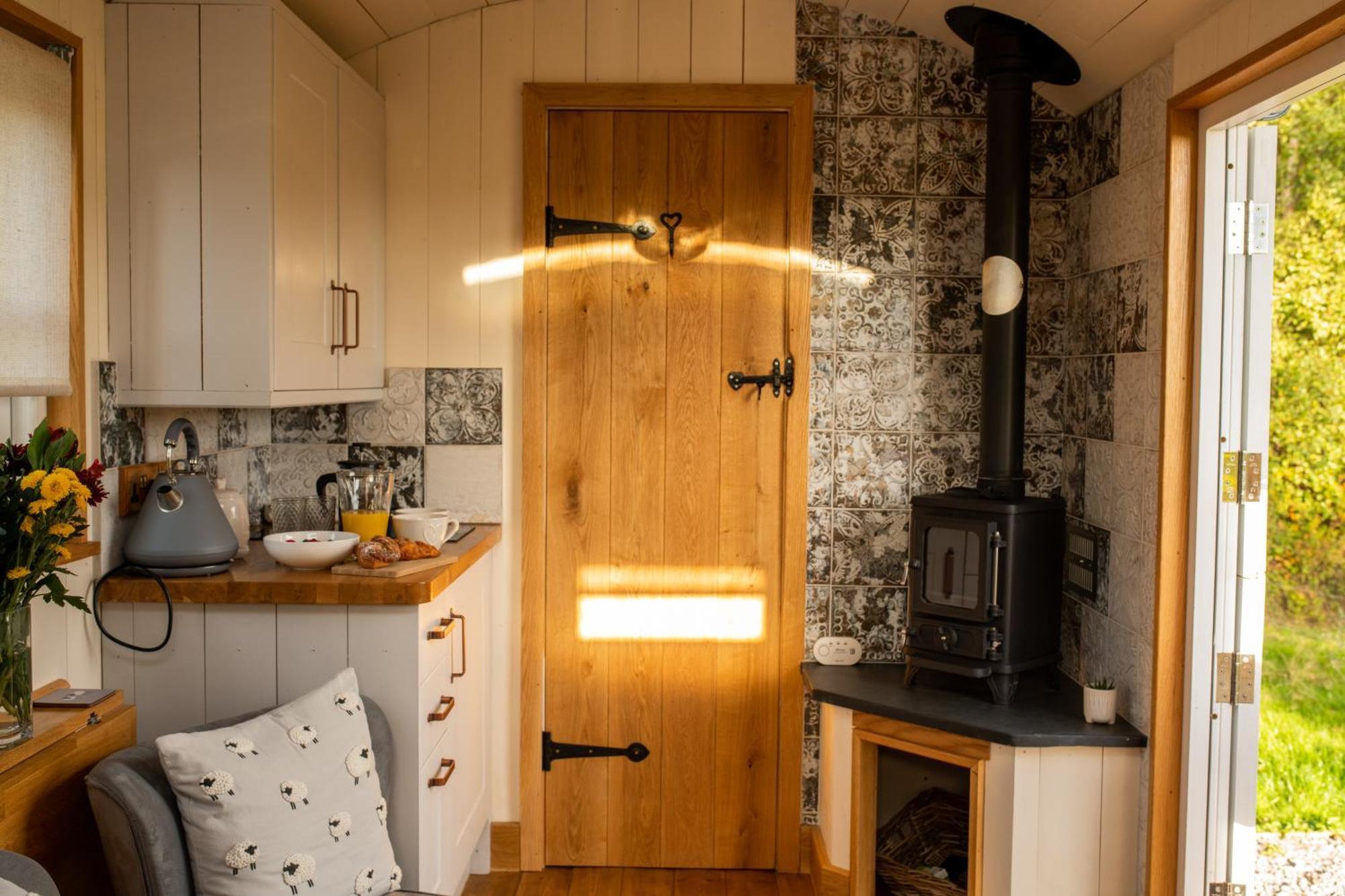 Harrys Hideout - Shepherd'S Huts At Harrys Cottages Pen-y-Clawdd 客房 照片