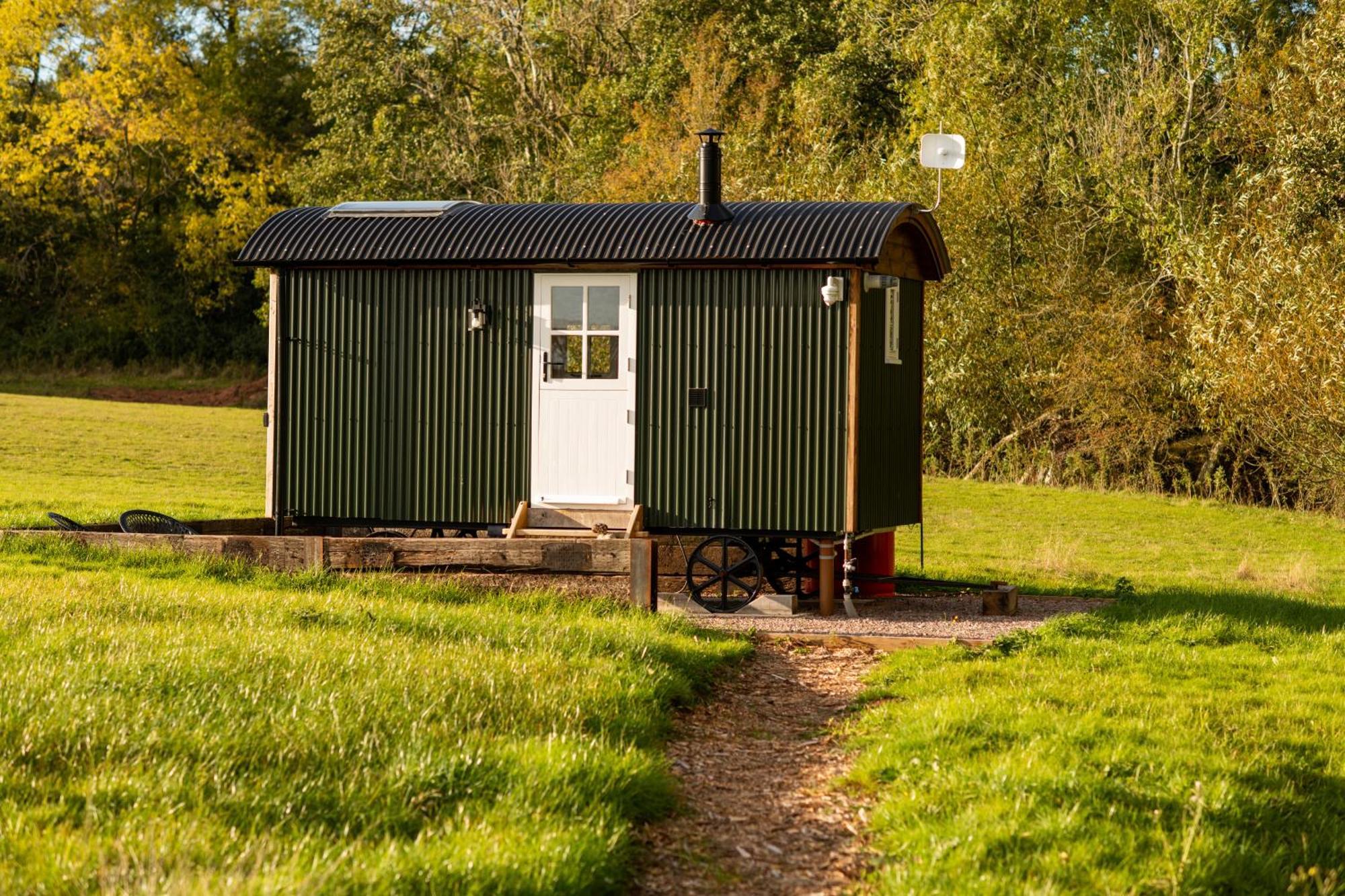 Harrys Hideout - Shepherd'S Huts At Harrys Cottages Pen-y-Clawdd 客房 照片